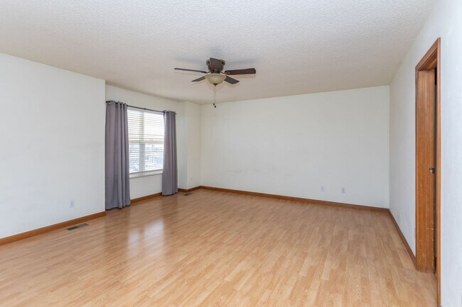 Building Photo - 1130 Pond Side Dr