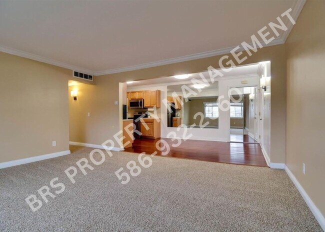Building Photo - Upper end-unit condo in desirable Rochester Hills
