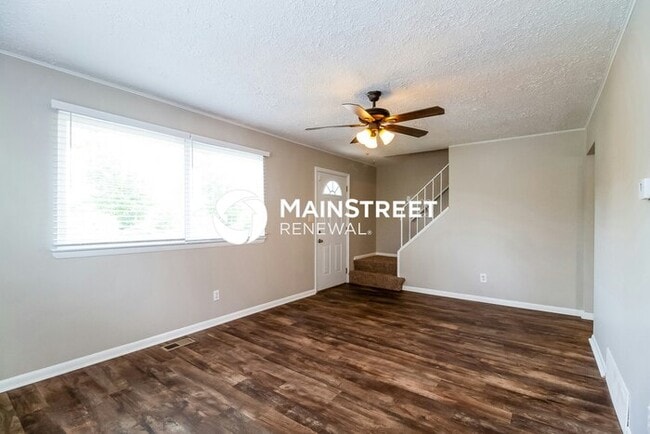 Building Photo - 4 Bedroom Pet-Friendly Home in Columbus, OH with Main Street Renewal