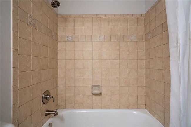 Building Photo - 402 Madison Ln S E