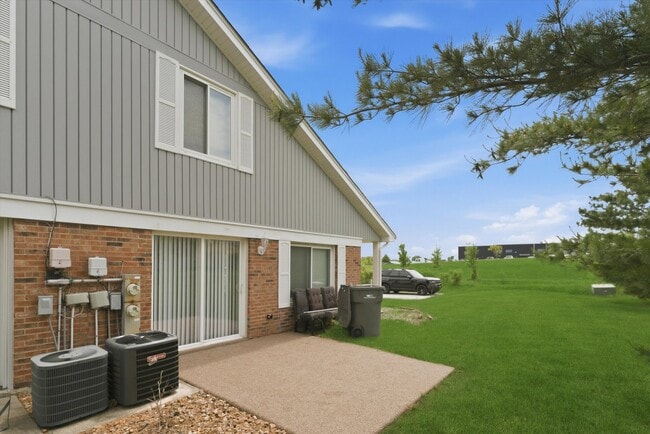 Building Photo - 15826 Farm Hill Dr