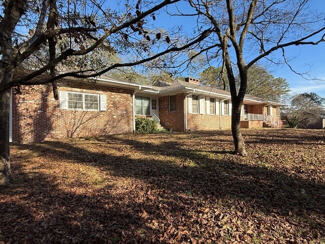 Building Photo - Pinson - Open Floor Plan with Large Living & Family Rooms 2 Bedrooms 2 Bath over 2500 sqft