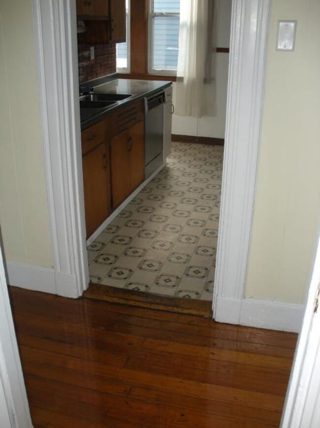 Building Photo - 4-Bed Brighton Center JUNE2026