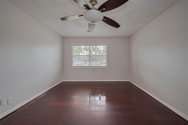 Building Photo - 8045 Ridgeview Dr
