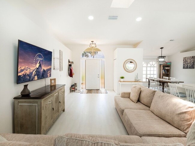 Building Photo - 1123 SW Oak Hollow Ct