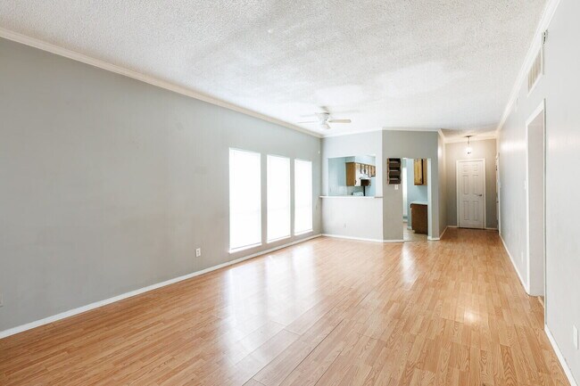 Building Photo - MOVE IN SPECIAL *1st Month Half Off Rent* - Extra Large 2 Bedroom 2 Bathroom Apartment