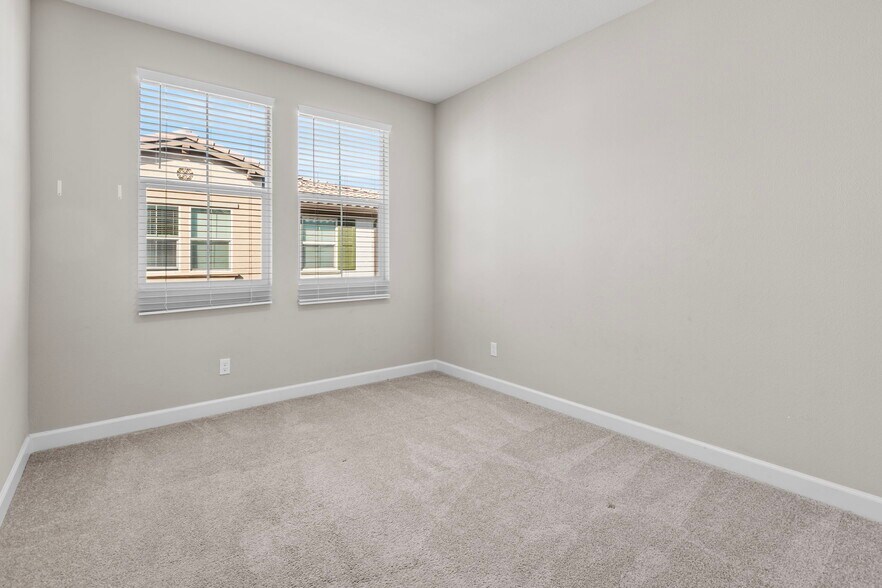 Building Photo - 1073 Delpy View Pt