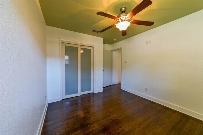 Building Photo - 2014 Woodvine Dr