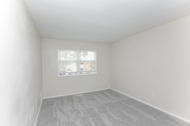 Building Photo - Bright, Updated & Prime Location!