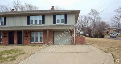 Building Photo - Remodeled 3 Bed 1 Bath Duplex in Overland ...
