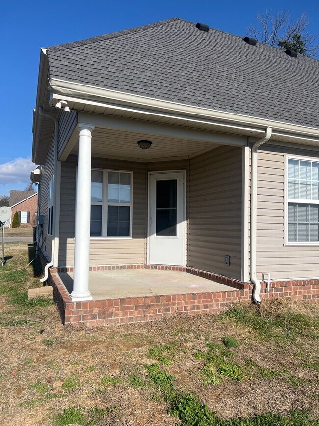 Building Photo - Great location! Close to Everything!