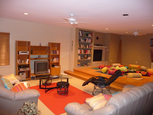 Building Photo - 2704 Cherry Hills Dr