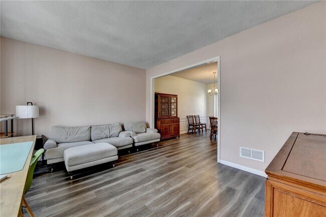 Building Photo - 435 Leasingham Way