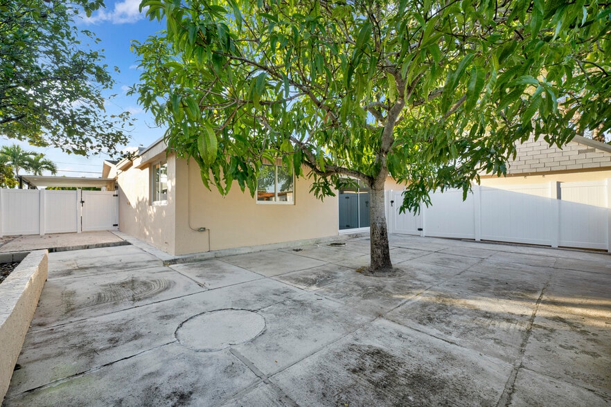 Building Photo - 4701 SW 104th Ct