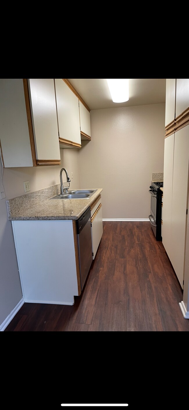 Building Photo - 215 E Elmwood Ave