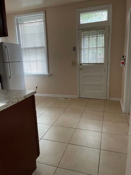 Building Photo - 621 Redgate Ave