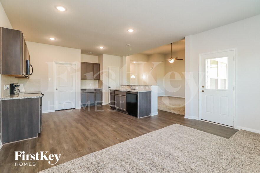 Building Photo - 14725 Country Club Dr