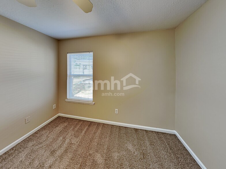 Building Photo - 10902 Campus Heights Ln