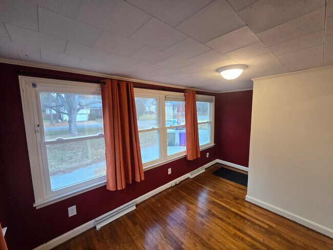 Building Photo - Charming Pittsboro Bungalow with Screened Porch & Fully Fenced Yard