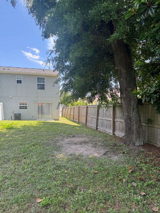 Building Photo - "Coastal Comfort Awaits: Charming 2-Bed, 2-Bath Townhouse on Catherine Street!"