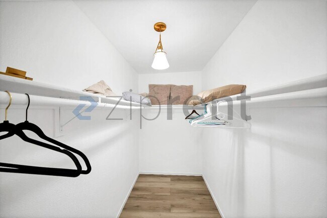 Building Photo - Unit 40
