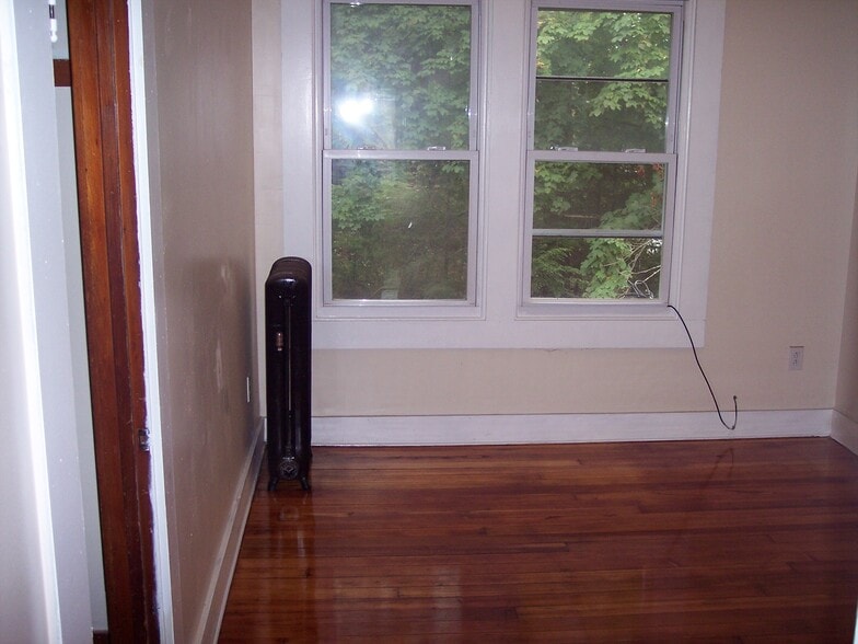 Building Photo - 341 Valley St