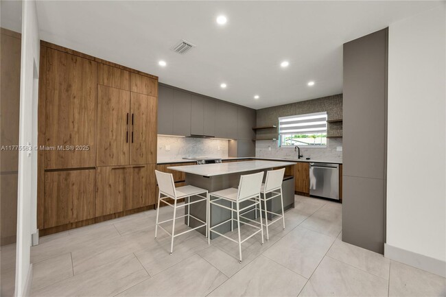 Building Photo - 2650 SW 65th Ave