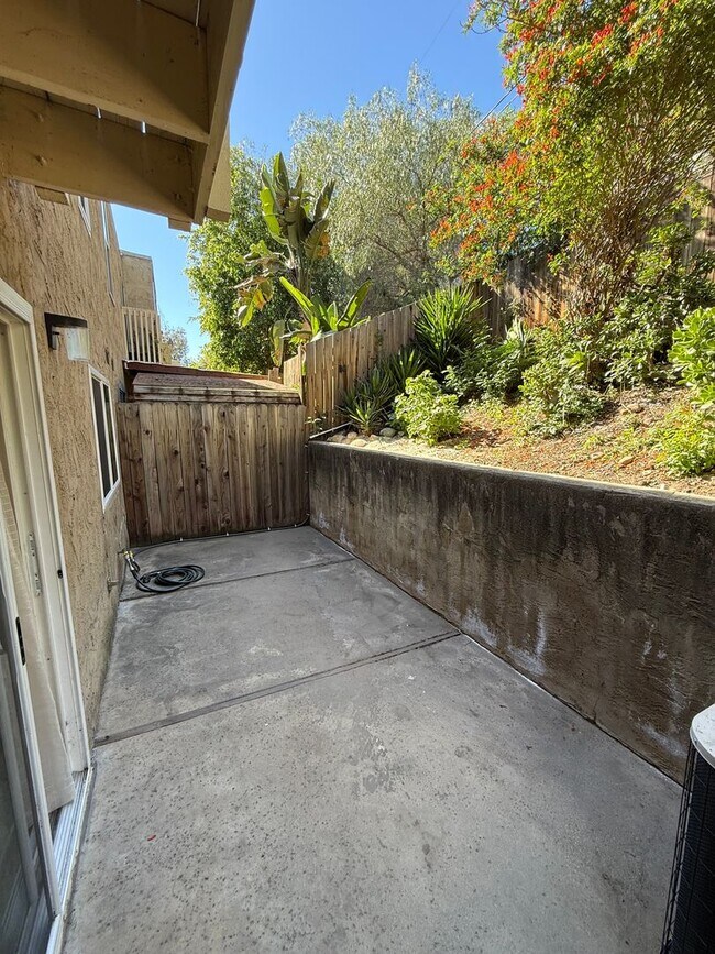 Building Photo - 2 bedroom 2.5 bath condo for rent