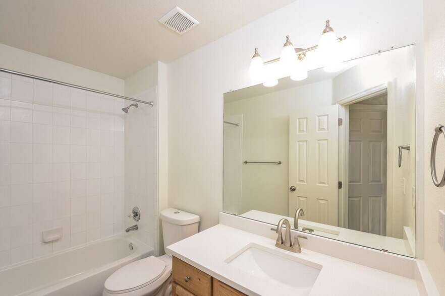 Building Photo - 11821 Elm Dr