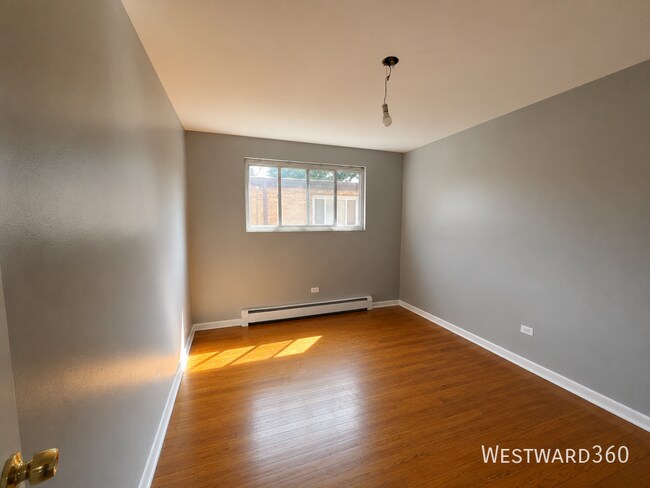 Building Photo - 1624 W Touhy Ave