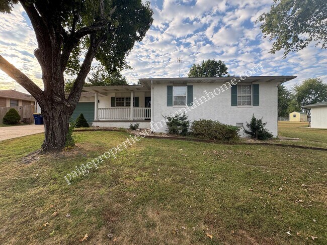 Building Photo - Charming 3 Bedroom, 2 Bath Home with Sunroom, Garage & Privacy-Fenced Yard