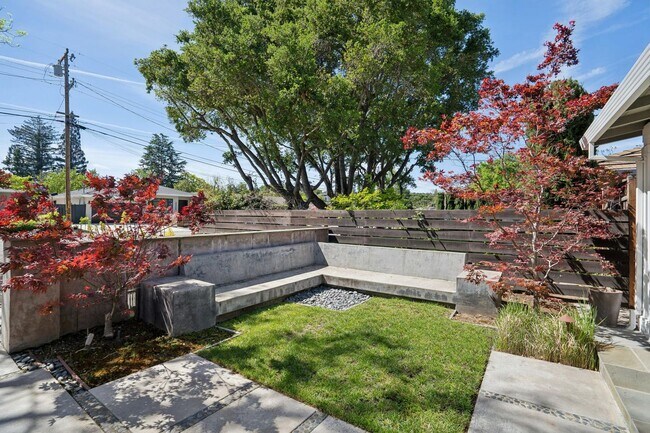 Building Photo - Spacious 3 bed 2 bath Home with Detached 1 bed 1 bath ADU in Los Altos!