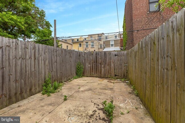 Building Photo - 2033 E Letterly St