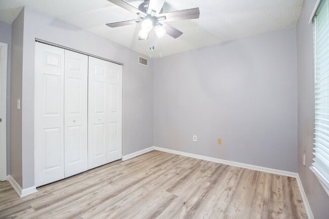 Building Photo - Beautiful 2 spacious bedrooms and 2 full bathrooms, including a primary suite with a walk-in clos...