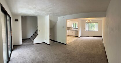 Building Photo - 2 Bedroom Shaler Townhouse with Garage