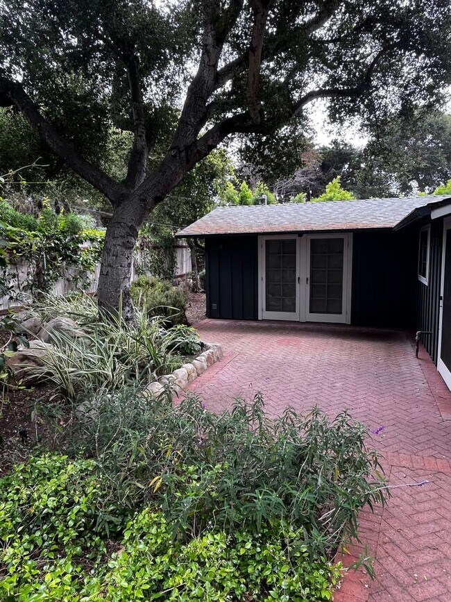 Building Photo - Charming Cottage for Rent in Montecito