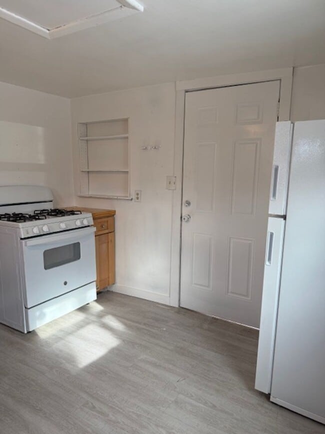 Building Photo - One Bedroom House Near Empower Field - Move In Ready!