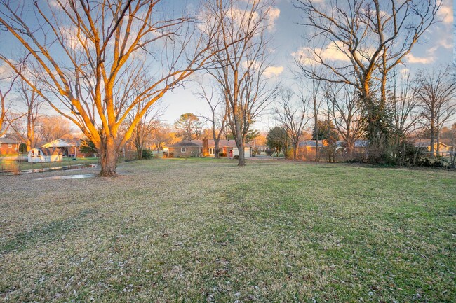 Building Photo - Beautifully Renovated Brentwood Home