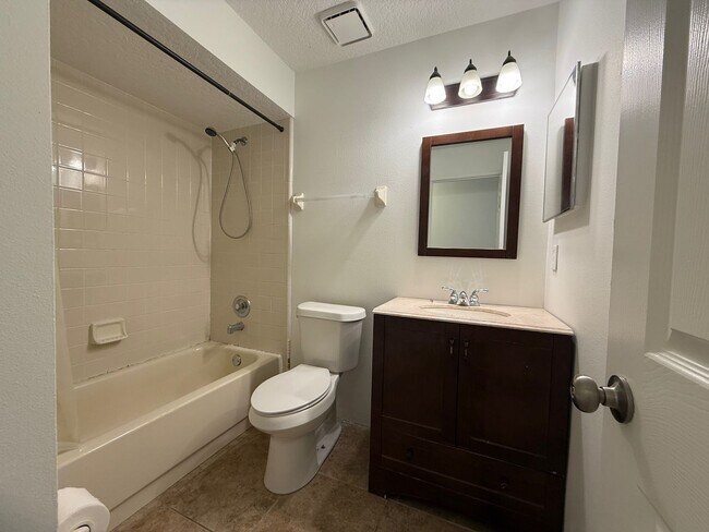 Building Photo - Charming 3/2 home