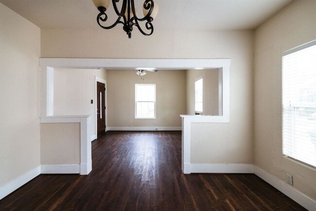 Tons of natural light and hardwood floors thr - 3811 Fox St