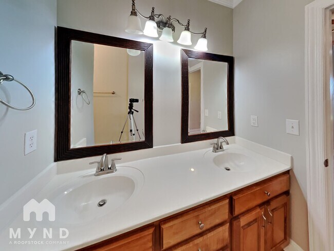Building Photo - 15936 Landview Ln