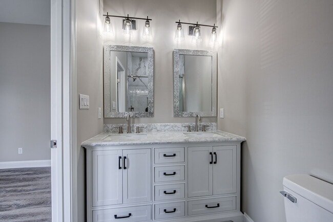 Building Photo - 21 Maple Ave