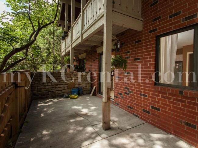 Building Photo - 9619 Outlook Dr