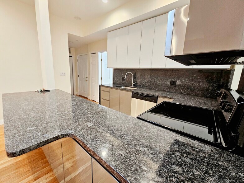 Building Photo - 1803 Beacon St