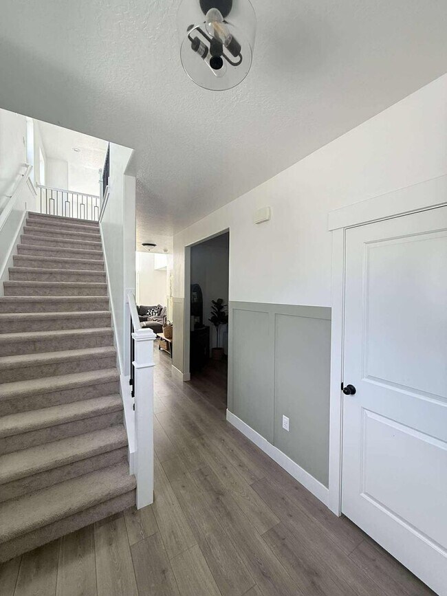 Building Photo - Spacious 4-Bedroom Home for Rent – Prime Location!