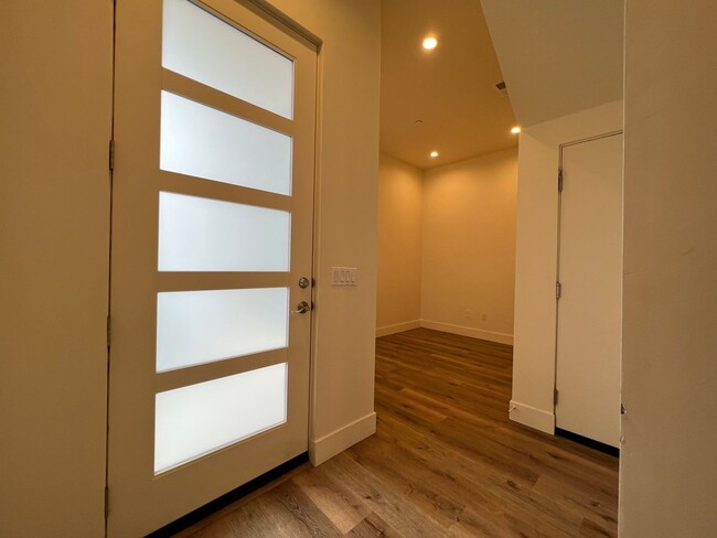 Building Photo - Modern 3BD/2.5BA in La Jolla! Private Doub...