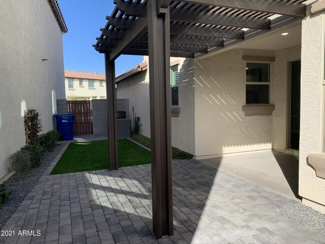 Building Photo - 9817 E Specter Dr
