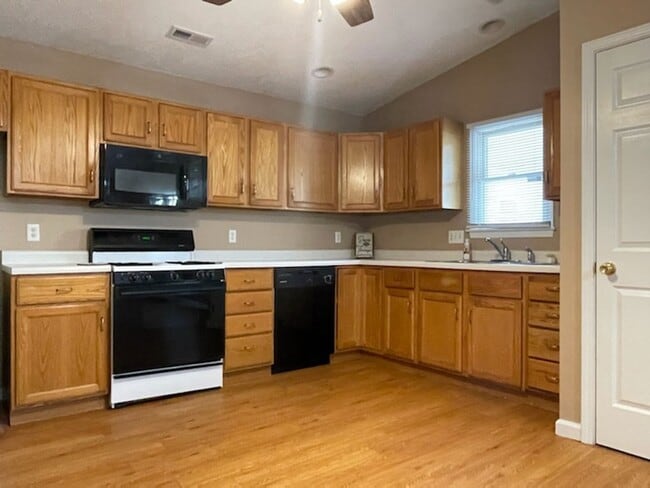 Building Photo - Pun-believable Deal: Stunning 3 Bed/1 Bath...