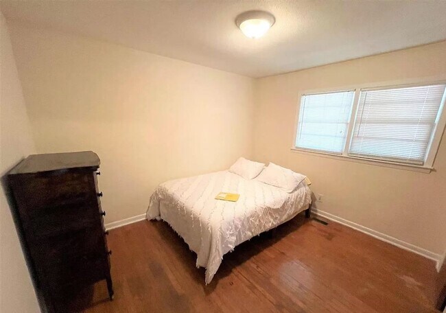 Building Photo - 2 Bed 1 Bath walking distance to downtown Chapel Hill and UNC