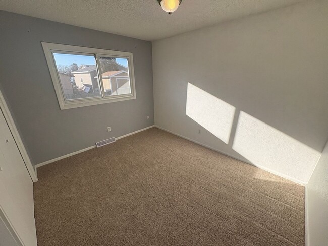 Building Photo - 3 bedroom 2 bathroom house